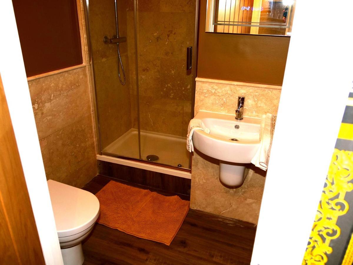 Ultra Deluxe Versace Apartment Near Sheffield Full Sky Tv โรเธอร์แฮม ภายนอก รูปภาพ